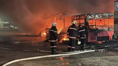 Изгоряха три автобуса и влекач на паркинг в Костинброд