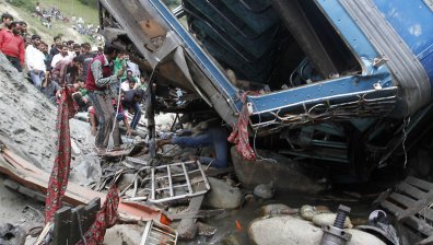 11 деца загинаха в Индия при катастрофа на училищен автобус