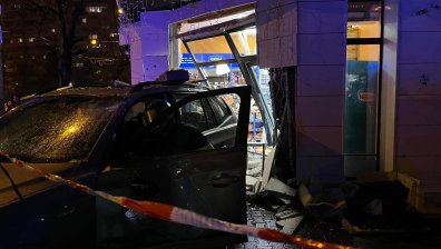Кола се вряза в магазин в София, има ранени