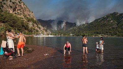 Заради огнената стихия: Евакуират туристи от Бодрум