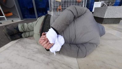 Мъж легна с вързани ръце пред Руския културен център в София