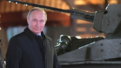 Путин изненадващо кацна в Мариупол, подкара кола, за да разгледа и да говори с цивилни