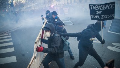 Сблъсъци и сълзотворен газ срещу протестиращи в Париж