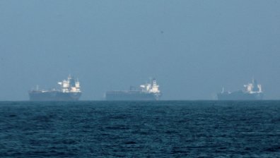 Иран допуска кораби с основни стоки през Ормузкия пролив