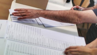 На места не достигат бюлетини, задържаха съпруга на кандидат за кмет със списъци