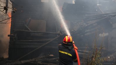 Трима загинали и двама ранени при експлозия във фабрика в Гърция