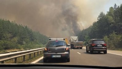 Пожарът на АМ "Тракия": Огънят се разрасна, включиха хеликоптер в гасенето (+ВИДЕО)