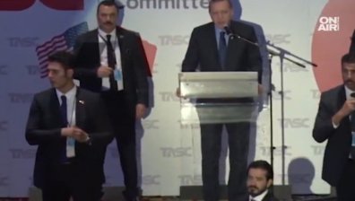 Летяха юмруци по време на реч на Ердоган
