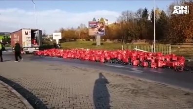 ТИР катастрофира и разпиля каси с бира