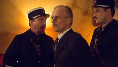 Отслабените милиционери търсят подкрепа от германския командир Шнайдер