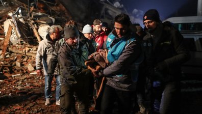 Близо 8000 са жертвите на трусовете, спасителите се борят с лошото време