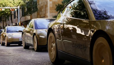 Мъск пусна "златните" Cybercabs без волан и педали по улиците на Остин