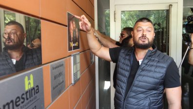 Бареков и симпатизанти на протест пред сградата на "Да, България"