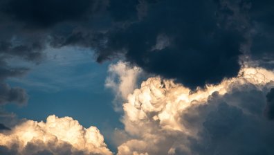 Времето днес: Облачно, дъждовно и ветровито