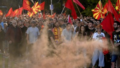 Протестиращи опитаха да щурмуват парламента в Скопие, полетяха камъни (+ВИДЕО)
