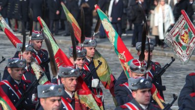 В Деня на храбростта и Българската армия: Водосвет на знамената, самолети и вертолети над София