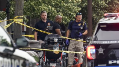 Млад мъж вилня с нож в Илинойс, четирима души са убити