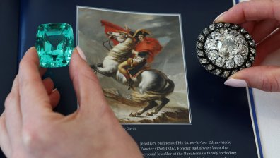 Диамантена брошка на Наполеон се продава на търг в Женева