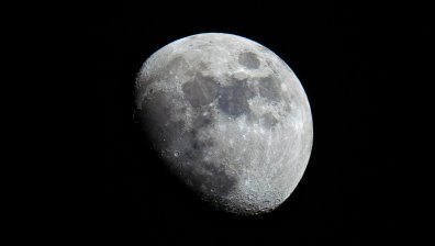 Учени добиха вода от лунна почва