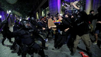 Ожесточени протести разтърсиха Барселона за поредна нощ