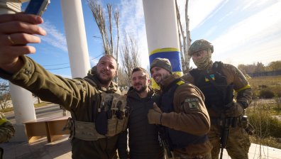 Военни се редят за селфи със Зеленски на площада в Херсон