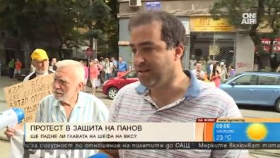Граждани протестират пред ВСС в защита на Лозан Панов