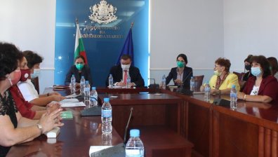 Министър Ангелов: Tърся още варианти за по-високи заплати на медиците