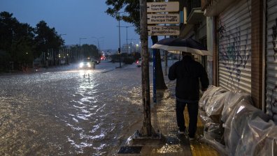 Метеоролози предупреждават за три дни бури и порои в Гърция