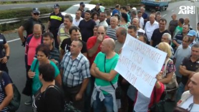 Миньорите от Бургас на протест, блокират пътя за Слънчев бряг