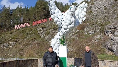 Гълъб на мира от войнишки каски посреща посетителите на Забърдо