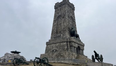 Хиляди българи изкачиха "Шипка", за да преклонят глава пред Паметника на свободата