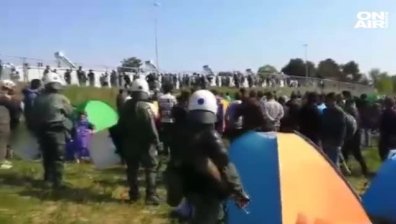 Над 1000 бежанци тръгнаха от Солун към Германия, спряха ги