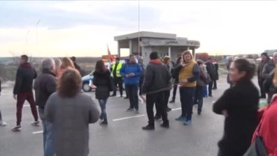 Протестиращи блокираха пътища към Плевен заради тол системата