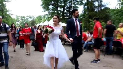 70 години ЦСКА: Привърженици на тима се ожениха на терена