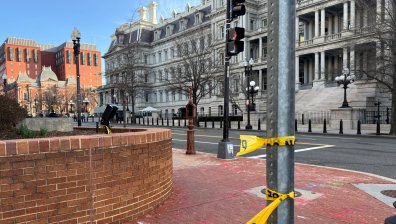 Въоръжен мъж е прострелян пред Белия дом