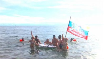 Ентусиасти пиха чай в ледените води на Байкал