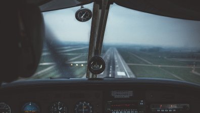 Кацащ самолет блъсна и уби на писта мъж в САЩ