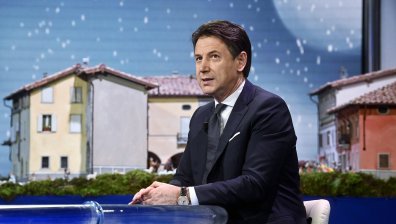 Конте хвърли оставка, започват сметки за излизане от политическата криза