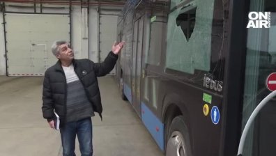 Глобяват родителите на учениците, които потрошиха с камъни пълен с пътници автобус