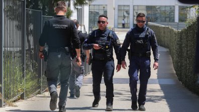 Няколко души пострадаха при стрелба в Атина