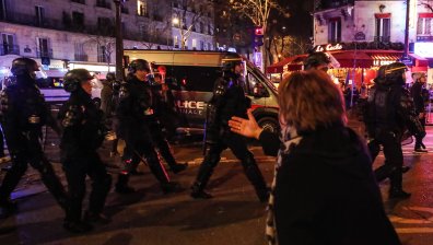 Забраните не спряха протестиращите във Франция, над 80 са задържаните