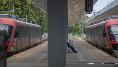 Дерайлирал влак забави с часове пътници по линията София-Варна