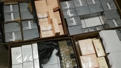 Митничари задържаха парфюми менте в кашони от банани