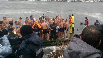 18-годишният Александър извади кръста от езерото в Дружба