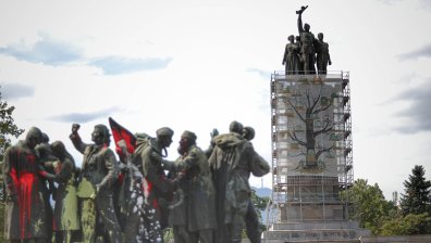 Нова премяна за Паметника на Съветската армия