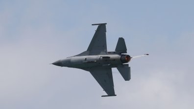 Белгийски изтребител се вряза в нидерландска авиобаза, двама души пострадаха