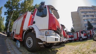 Пожар в квартал "Тракия" в Шумен: Горят сухи треви до електроподстанция