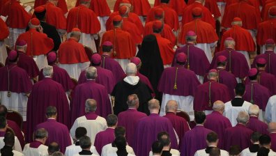 Хомосексуалисти ли са повечето кардинали, избиращи нов папа?