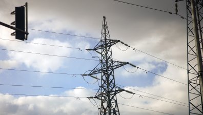 Отлагат либерализацията на тока, цената ще се определя от депутати или министри