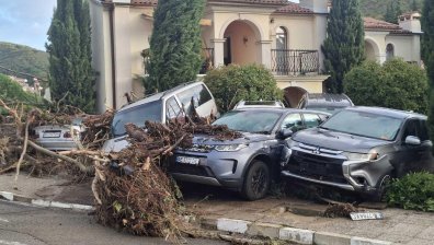 Над 80 населени места са без ток след страшния потоп в страната